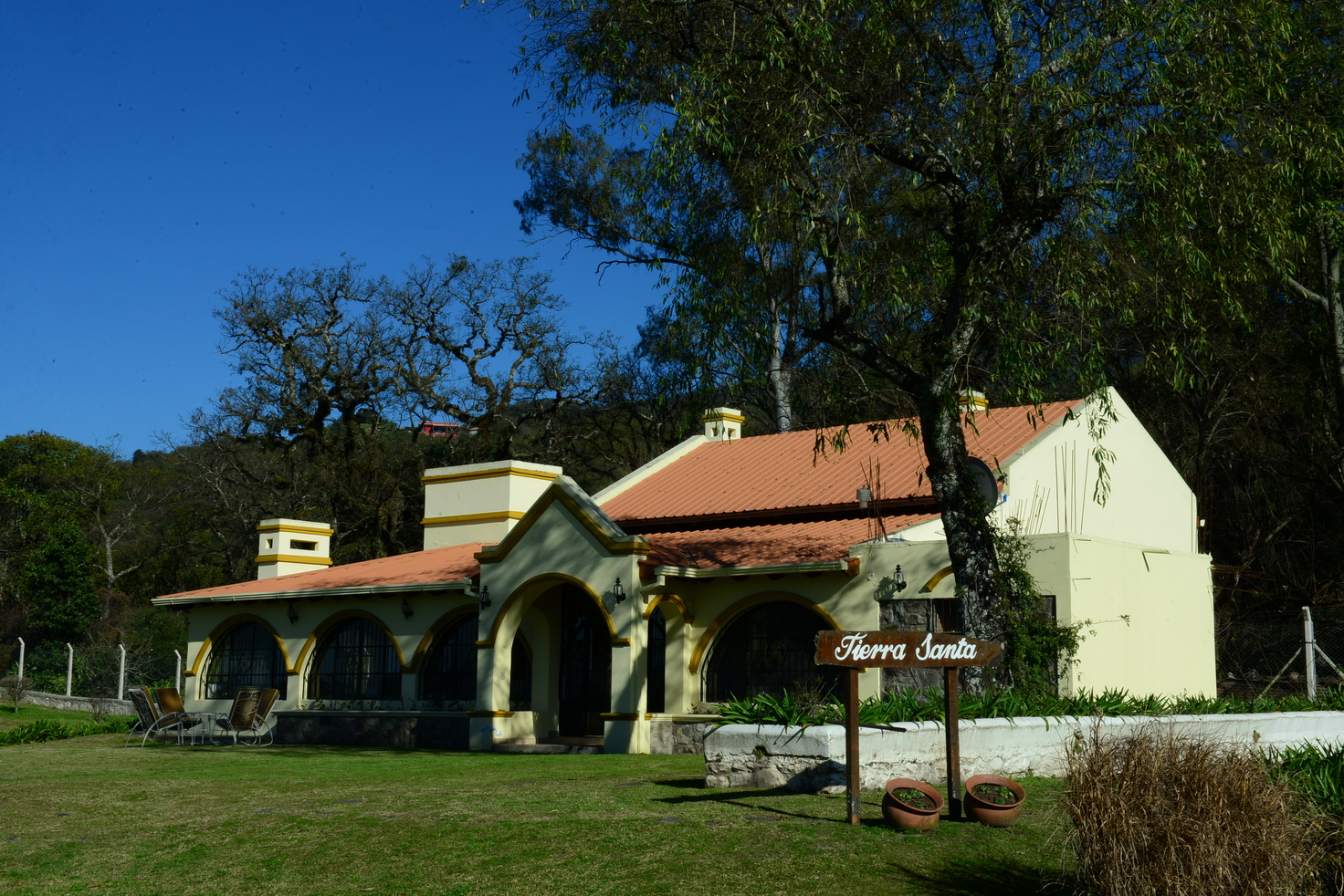 Frente del Colegio nazareth
