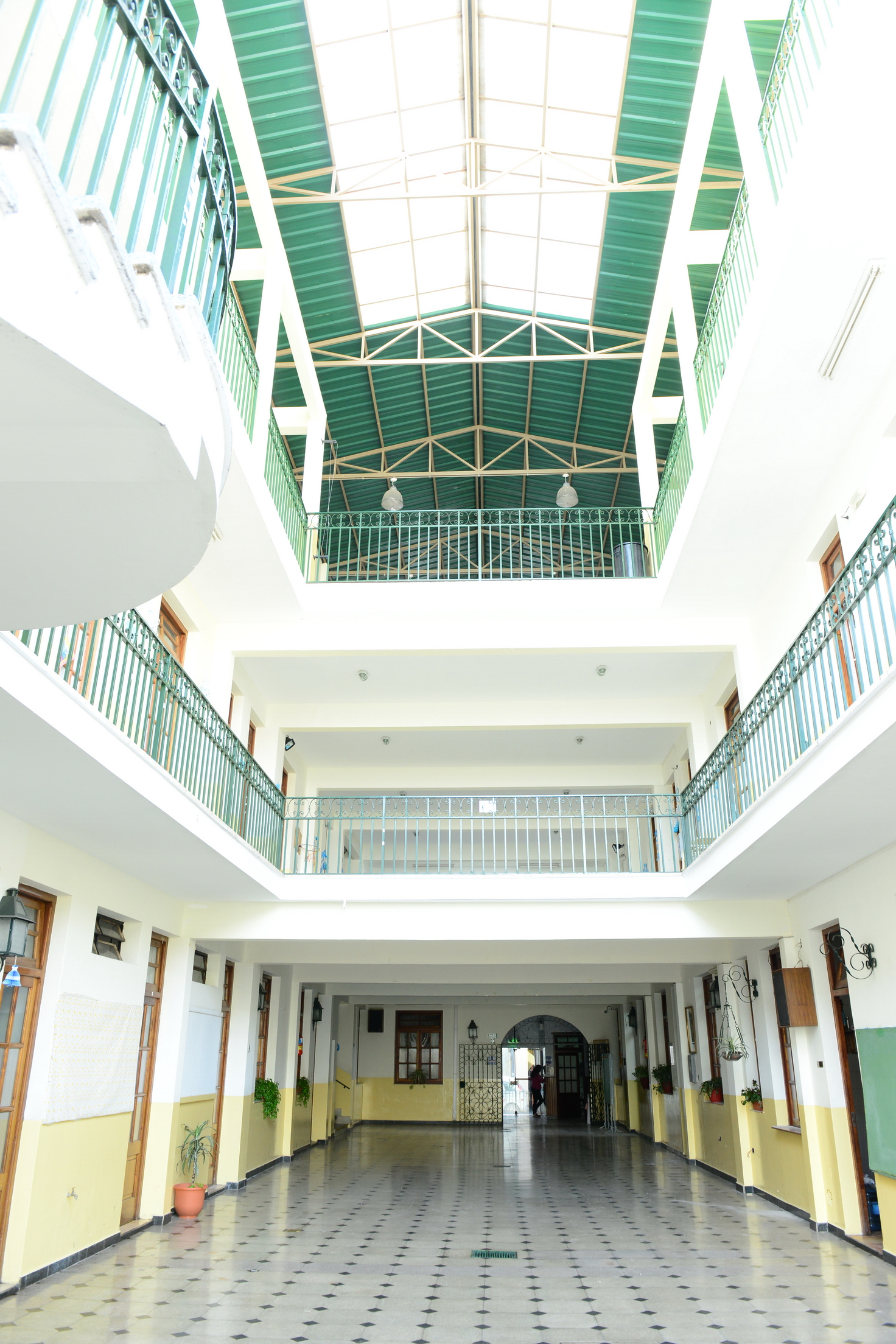 Patio principal en Planta Baja del Colegio patio2